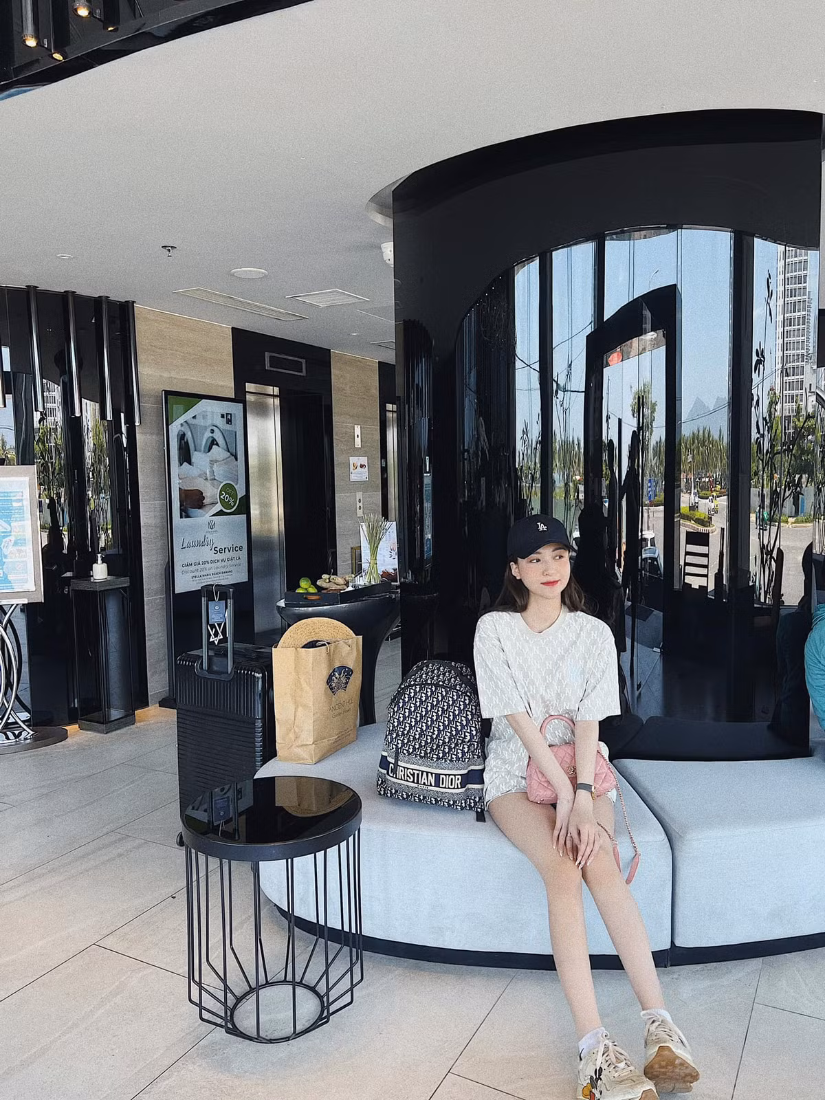 Dù không nói rõ mối quan hệ nhưng qua cách thả thính và tạo dáng giữa đôi bên, nhiều người cho rằng người đàn ông này là bạn trai của Thư Vũ.