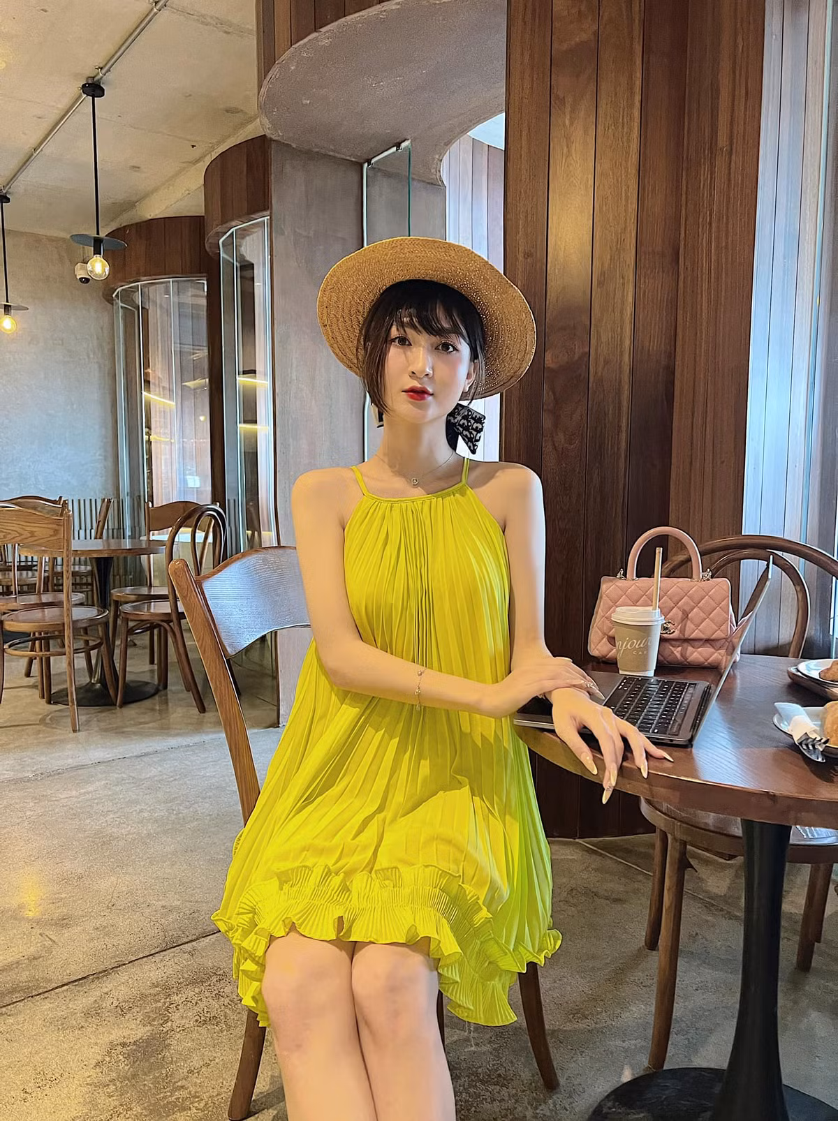 Hậu scandal, gái xinh đã quay trở lại dùng mạng xã hội, thường xuyên chia sẻ những triết lý liên quan đến cuộc sống