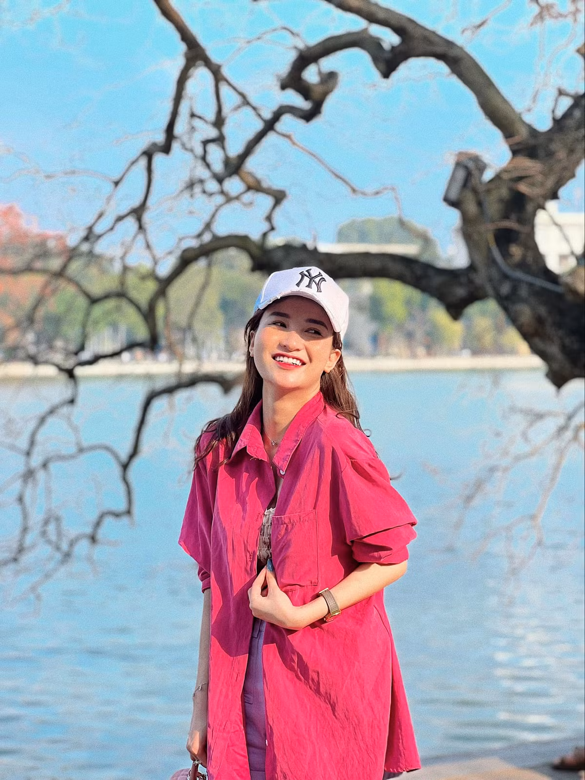 Hot girl Thư Vũ được biết đến là nữ phụ Về Nhà Đi Con, cô từng nộp đơn dự thi Hoa hậu Việt Nam 2020 nhưng sau đó lại không xuất hiện ở vòng sơ khảo.