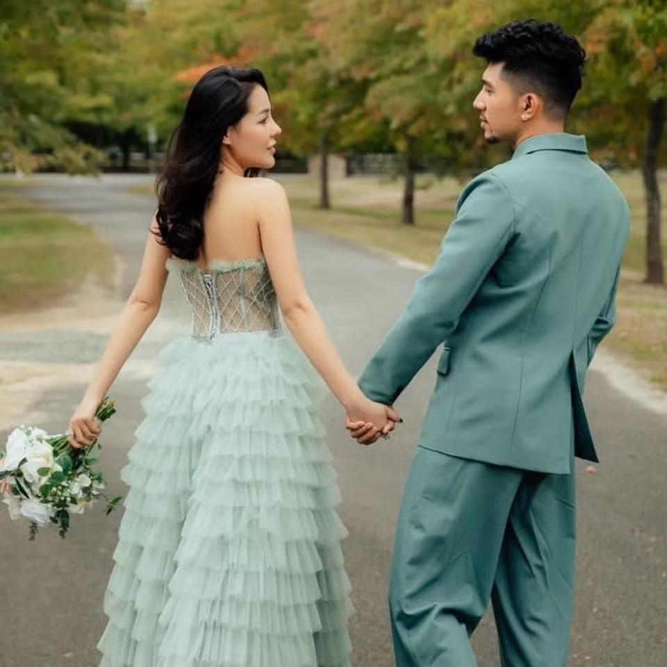 "Hot girl ngực khủng" Ngân 98 và bạn trai lâu năm lựa chọn concept vườn địa đàng, vừa hoang dại vừa tươi tắn cho tạo hình mới.