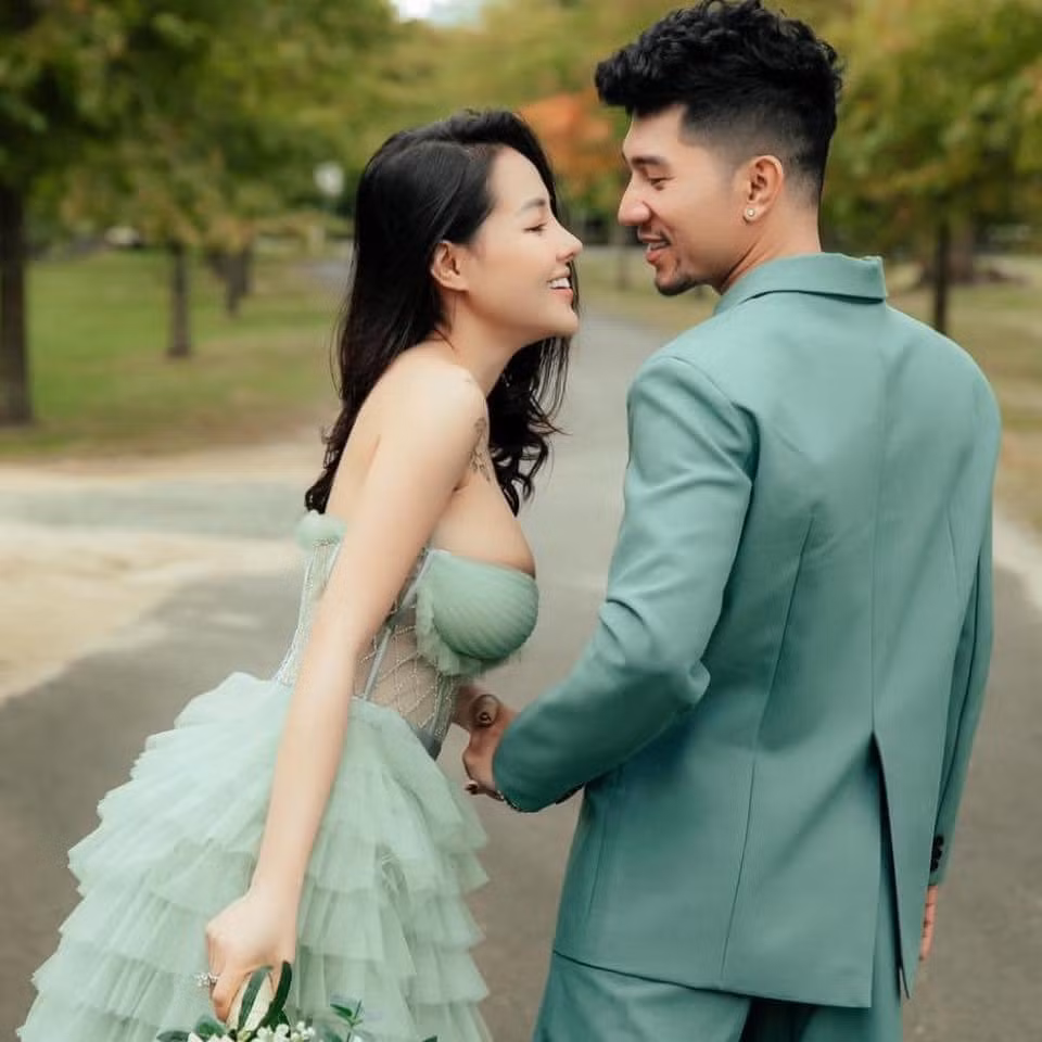 Trong khi Lương Bằng Quang trẻ trung với bộ vest màu xanh lá thì Ngân 98 cũng diện chiếc váy xếp ly nhiều tầng cùng màu, có thiết kế khoe khéo "siêu vòng 1" gợi cảm, nóng bỏng của cô nàng.