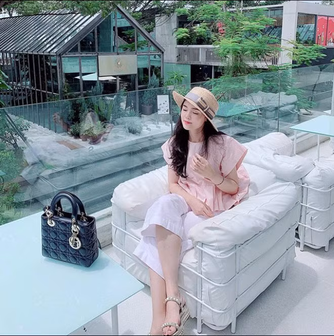 Nguyễn Quỳnh Anh - vợ cầu thủ Duy Mạnh được biết đến là cô vợ cầu thủ cực kỳ chịu chơi và chịu chi.