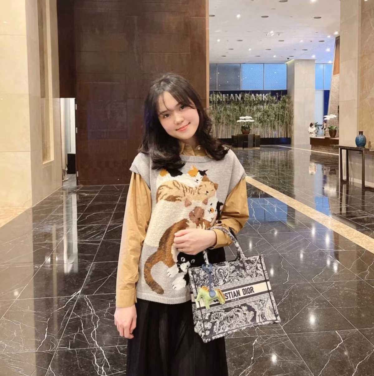 Trong những hình ảnh của Quỳnh Anh, chiếc túi luôn giúp tăng vài phần sang chảnh.