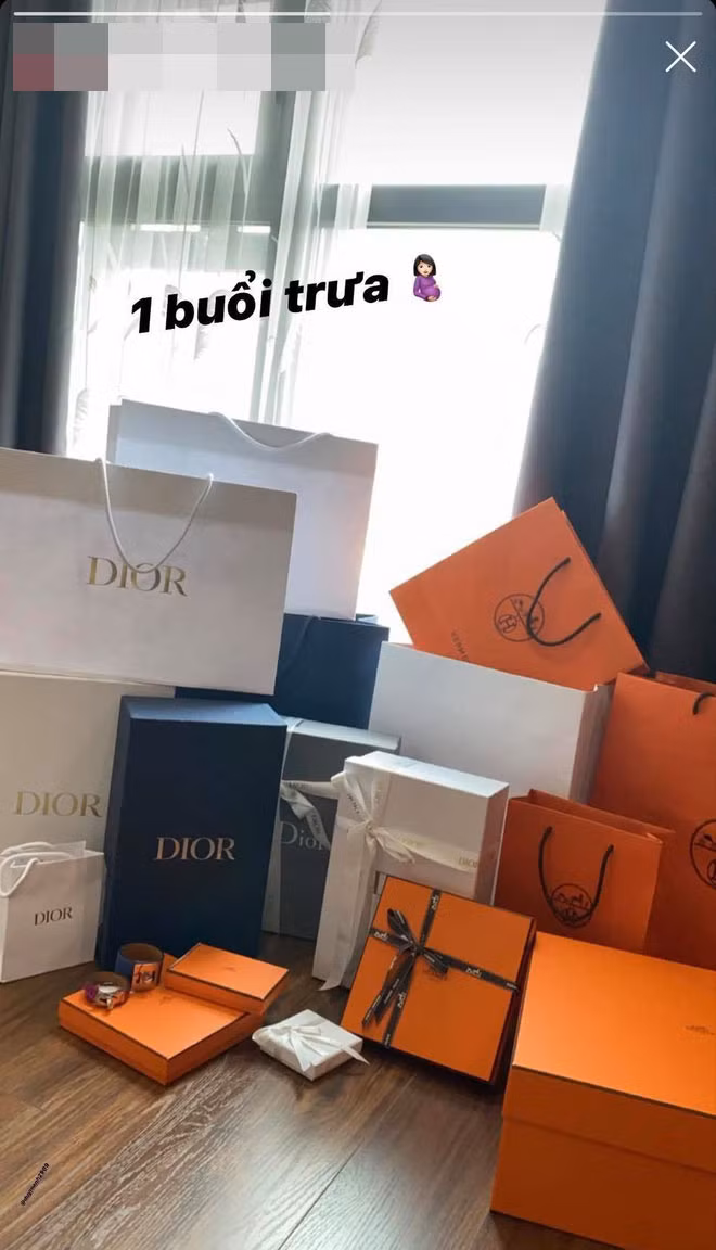 Cô nàng đăng trên story Instagram bức ảnh những món hàng hiệu sắm được, đều là những món đồ xa xỉ thuộc các thương hiệu nổi tiếng như Dior, Hermes, Chanel, Louboutin…