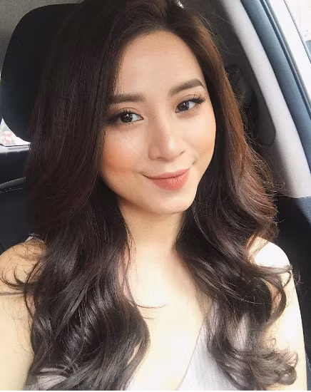 Tuy nhiên kể từ khi nổi tiếng, Ngọc Anh bất ngờ lui về ở ẩn, giống như Mi Vân, sau khi ly hôn, Ngọc Anh cũng không hoạt động showbiz năng nổ như trước.