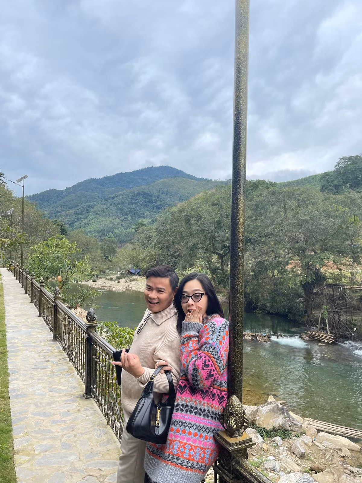 Người đẹp và triệu phú công nghệ đã dọn về sống chung một thời gian nhưng do tình hình dịch bệnh nên cả hai chưa có dự định tổ chức đám cưới vào thời gian tới.