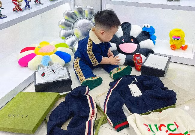 Có lần, cô nàng khoe 1 lần sắm đồ cho con trai gồm 5-6 món đều là của Gucci.