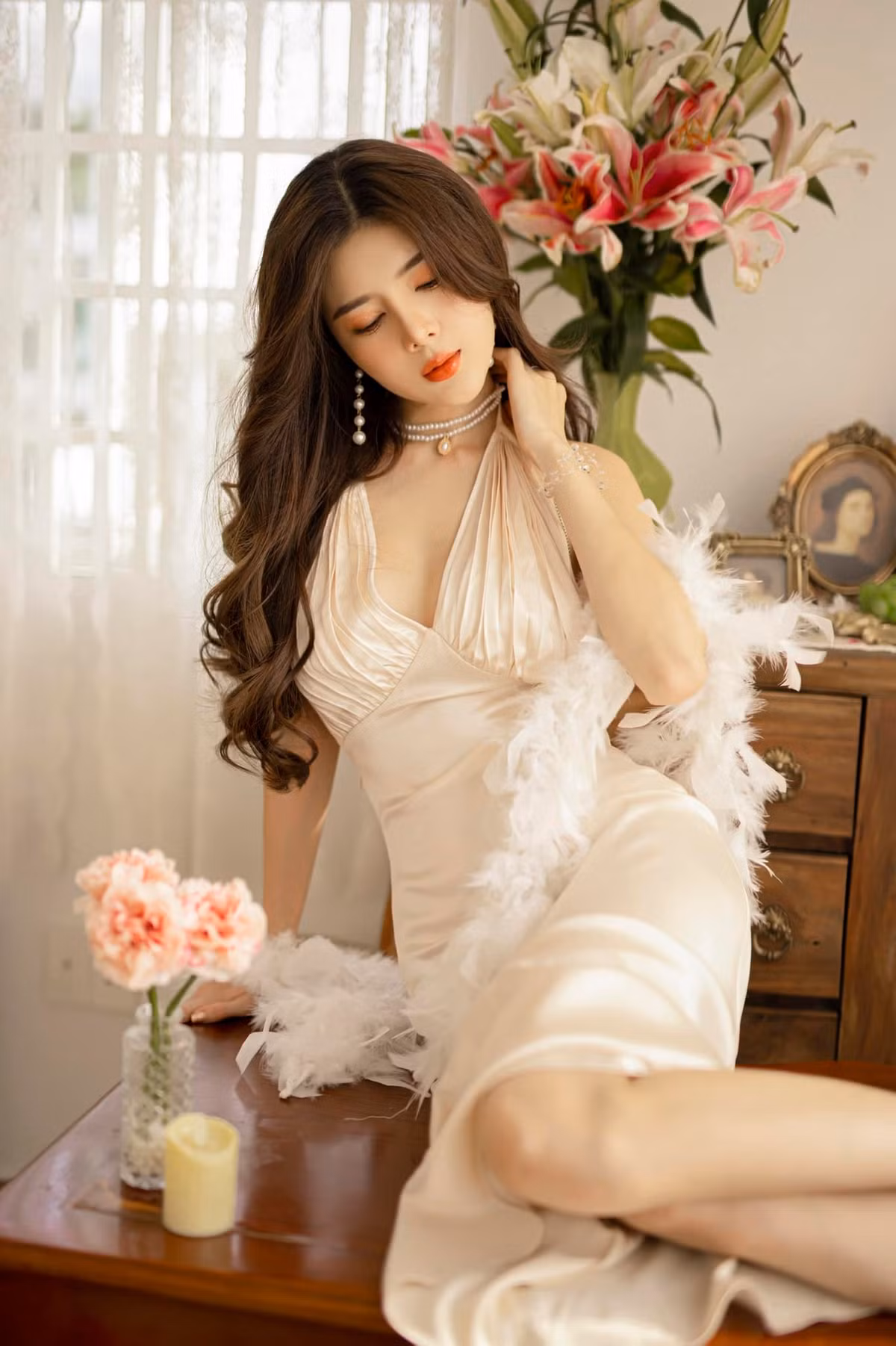 Thay đổi diện mạo để trở thành "hot girl búp bê", Lilly Luta cũng thay đổi gout thời trang 180 độ từ bánh bèo, nhẹ nhàng sang quyến rũ hết nấc.