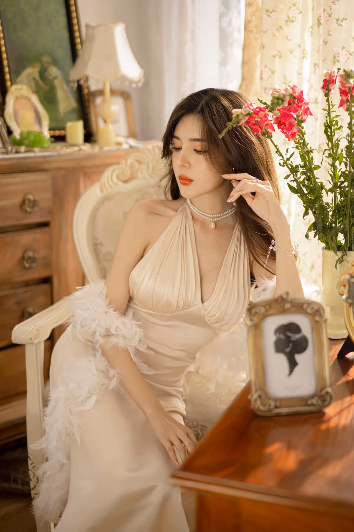 Trong mỗi bức hình, cô luôn cuốn hút người đối diện bởi vẻ đẹp mong manh của mình.