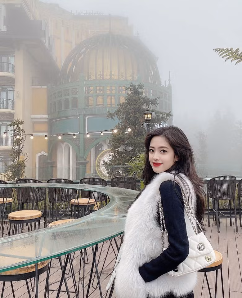 Sắp tới, Khánh Linh dự định sẽ trau dồi thêm khả năng ngoại ngữ, đồng thời chuẩn bị tốt nhất cho các công việc ở hãng hàng không. Ảnh: FBNV