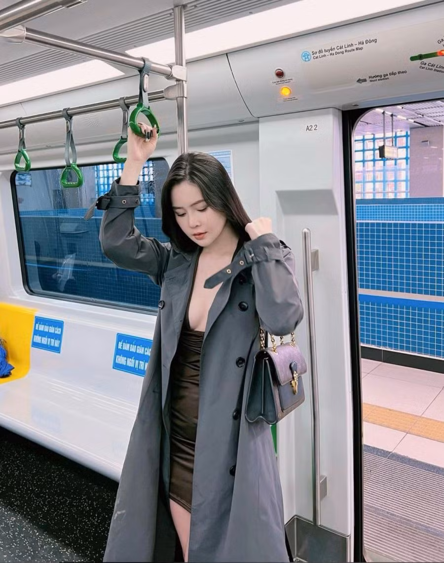 Mới đây, Thái Thảo Nguyên nhận được lời khen khi xuất hiện xinh đẹp trên tàu điện Cát Linh - Hà Đông với phong cách gợi cảm.
