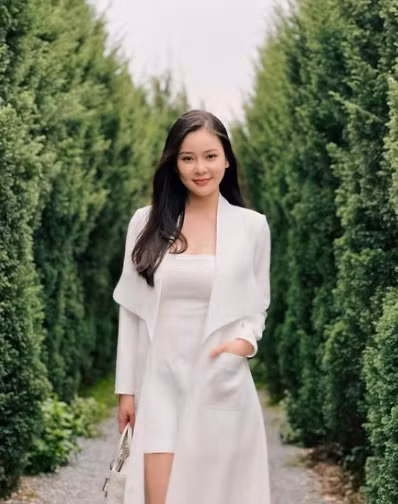 Người đẹp số 1 Đà Nẵng diện váy ôm sát có phần xẻ ngực sâu, để lộ vòng 1 nửa kín nửa hở. Để tránh ánh nhìn dò xét từ những người xung quanh, Thái Thảo Nguyên khéo léo chọn thêm áo khoác dáng dài mặc ngoài.