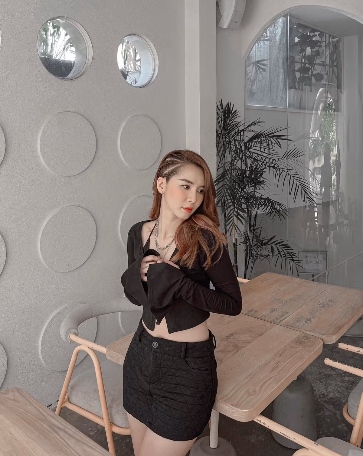 Không cần mặc đồ quá hở hang, song người hâm mộ có thể thấy được body thon gọn đầy quyến rũ của Ngân Sát Thủ cực "mlem" dù chỉ chụp ảnh sương sương.