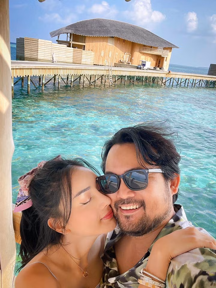 Như vậy, tính cả chi phi đi lại cùng các khoản dịch vụ, cặp người đẹp và đại gia đã phải chi số tiền lên tới 2 tỷ.