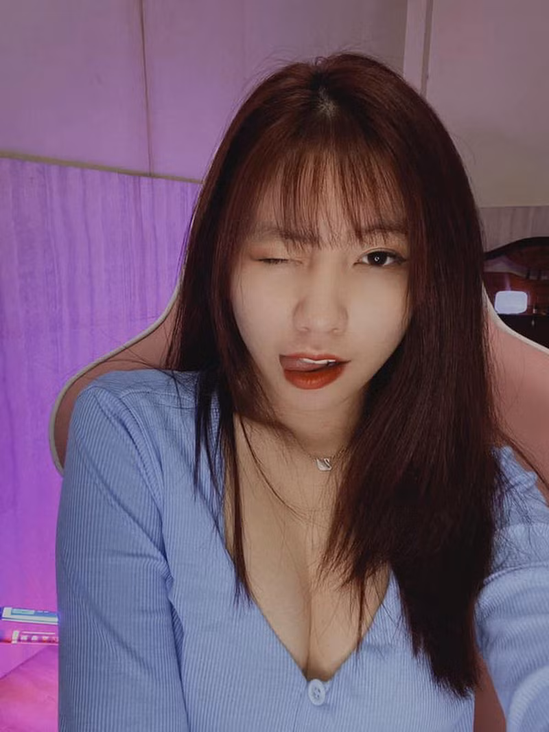 Jiny, tên thật là Huỳnh Kha Bích Nhung là một trong những hot girl làng game gây chú ý nhờ nhan sắc xinh đẹp. Nữ game thủ này