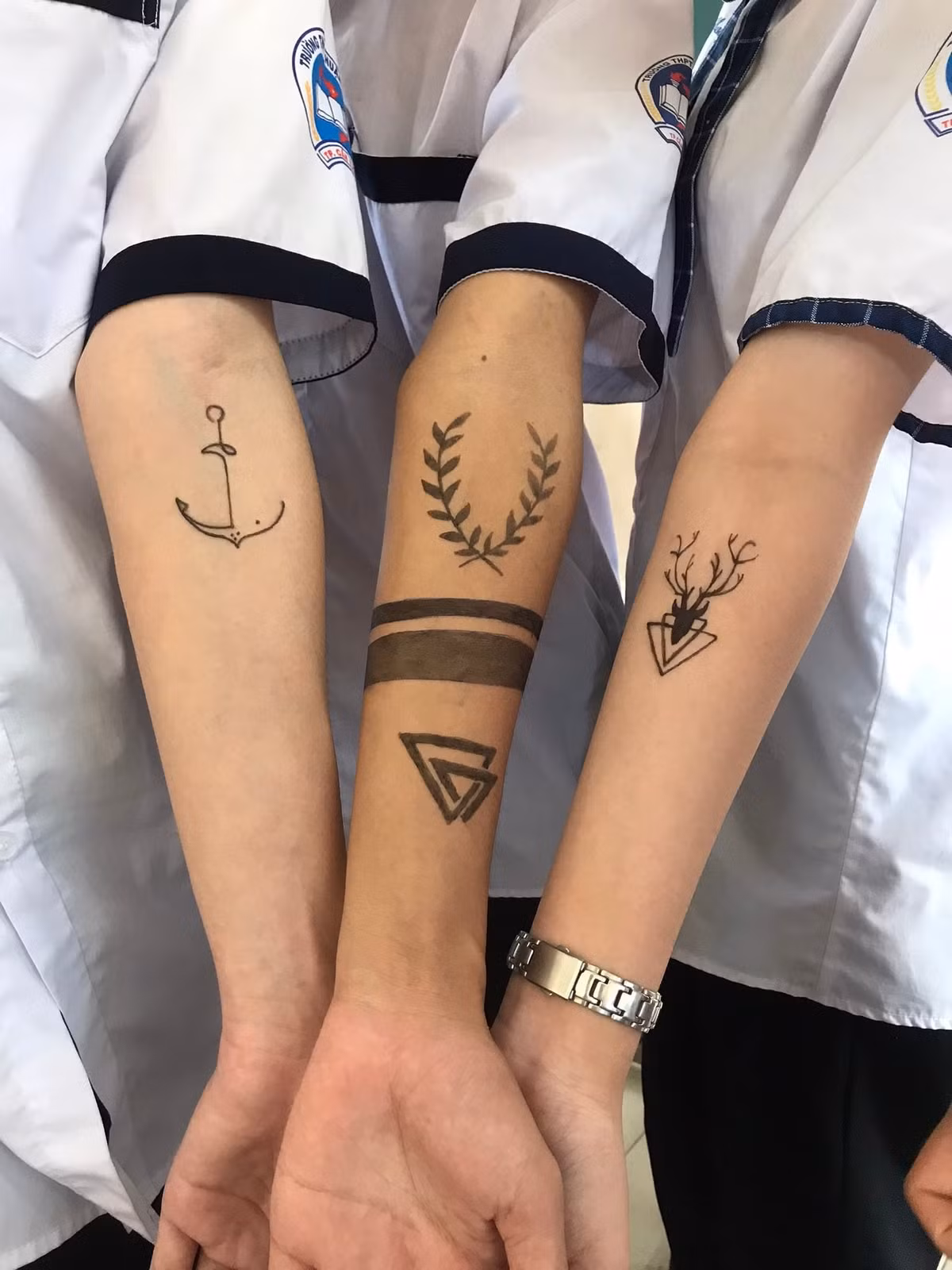 Vẽ bằng bút nên các hình xăm này dễ dàng được lau đi, cũng vì thế mà học sinh có nhiều cơ hội để thể hiện sự sáng tạo của mình bằng nhiều hình khác nhau.