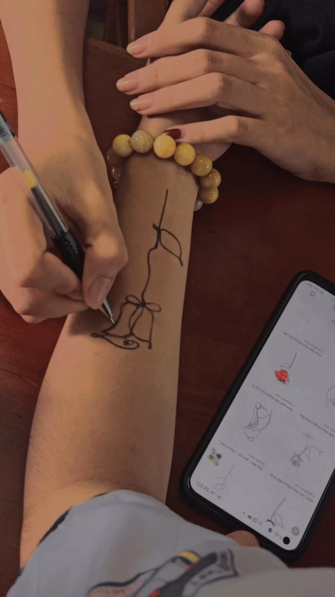 Tuy nhiên mới đây, nhiều cô cậu học trò đã nghĩ ra cách xăm hình lên cánh tay bằng bút bi vô cùng thú vị, khá giống với hình xăm thật.