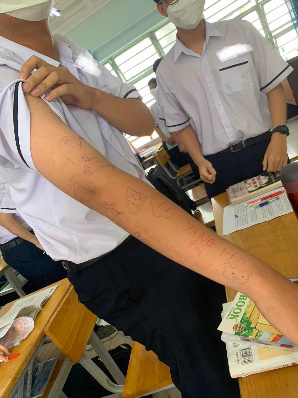 Không chỉ một, cậu học trò này còn vẽ rất nhiều hình chi chít lên cánh tay để "học làm giang hồ".