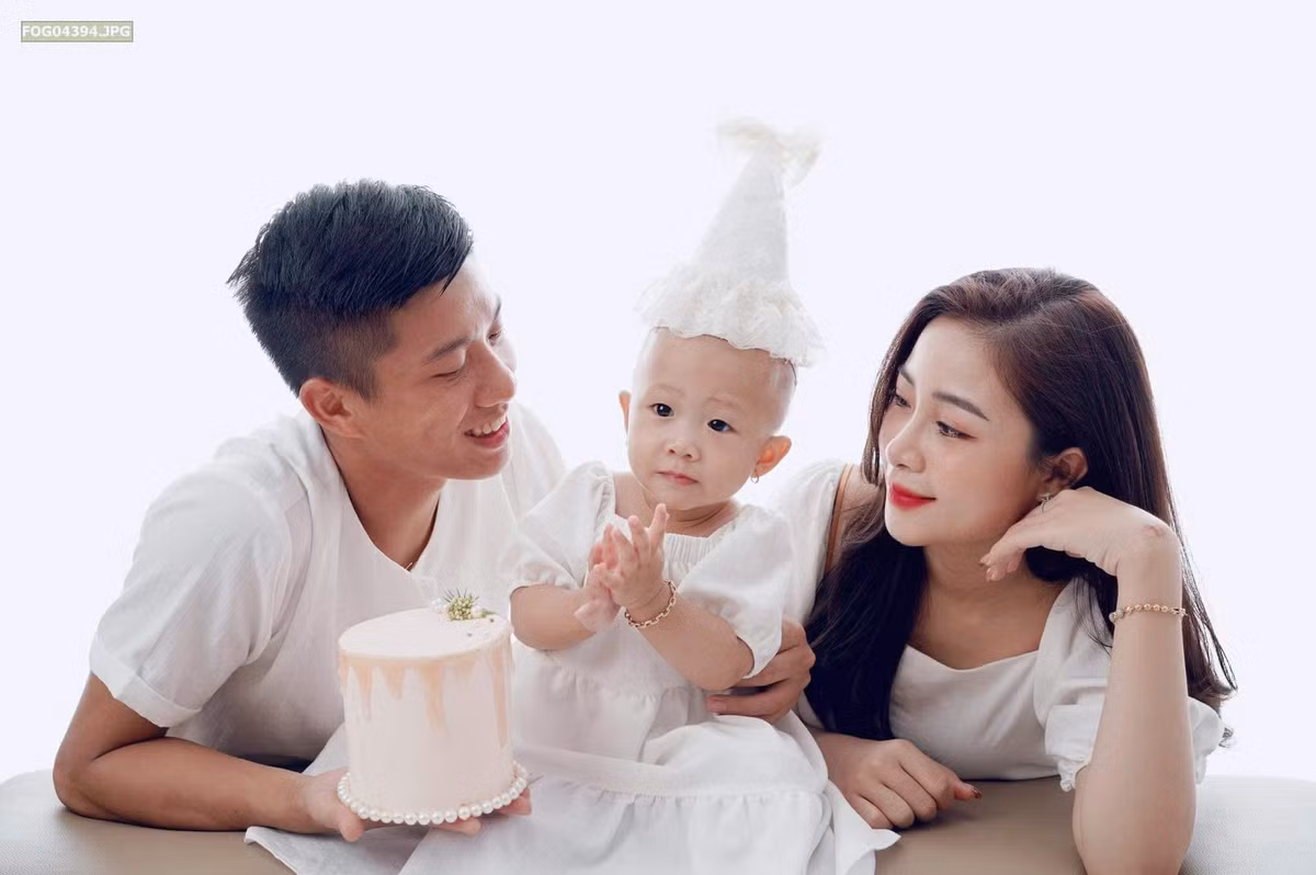 Kể từ khi về chung một nhà, Phan Văn Đức thể hiện rõ "đẳng cấp" là người đàn ông của gia đình khi phụ vợ chăm con, lo lắng cho Nhật Linh suốt thời gian thai kì. Ảnh: Tổng hợp