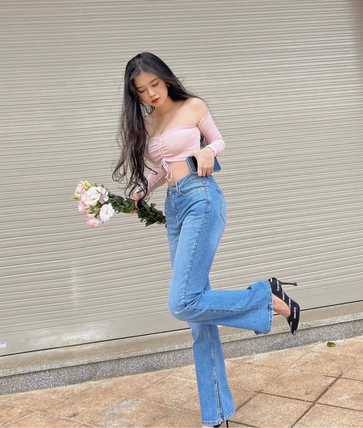 Trà Giang gây ấn tượng với gu ăn mặc đa dạng, khi thì dễ thương, lúc lại gợi cảm và táo bạo.