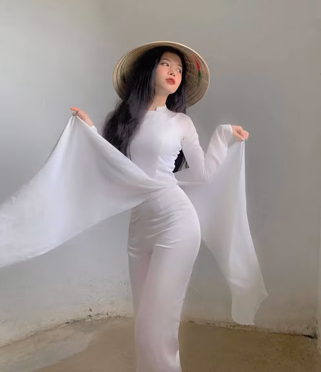 Nguyễn Thị Trà Giang (Buôn Ma Thuật) là hot girl từng hot trên MXH, được CĐM chú ý sau khi đăng tải những tấm ảnh biến tấu áo dài thành áo bà ba "trong 1 nốt nhạc".