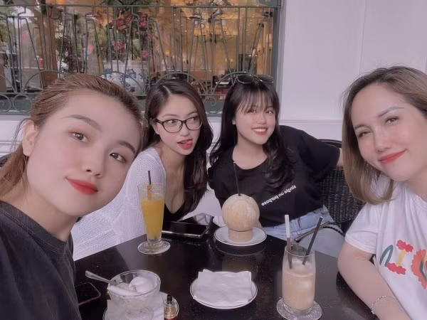 Các khoảnh khắc đời thường, đi chơi cùng bạn bè cũng được người đẹp sinh năm 1999 tích cực chia sẻ với cộng đồng mạng.