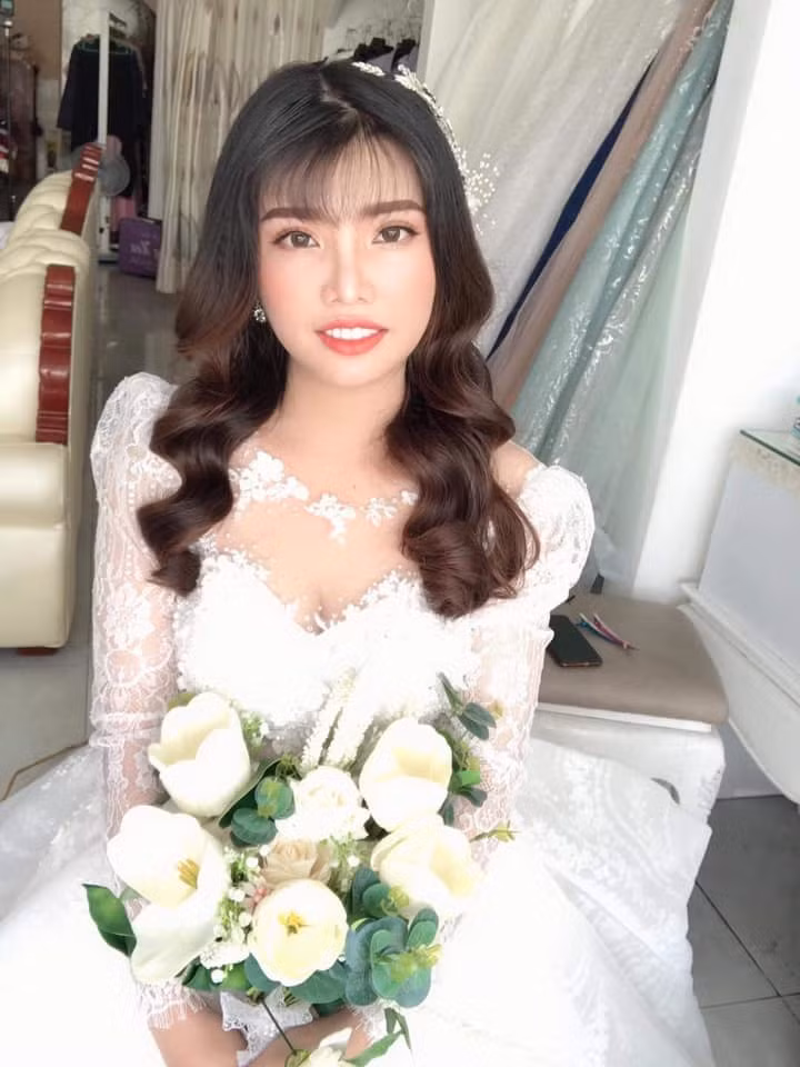 Sau khi cuộc "trùng tu" thành công, Quách Phượng được "lột xác" một cách ngoạn mục với gương mặt thanh thoát, sống mũi cao, thon gọn và đôi mắt sắc sảo, tất cả tạo nên một thần thái mới, đầy rạng rỡ và cuốn hút.