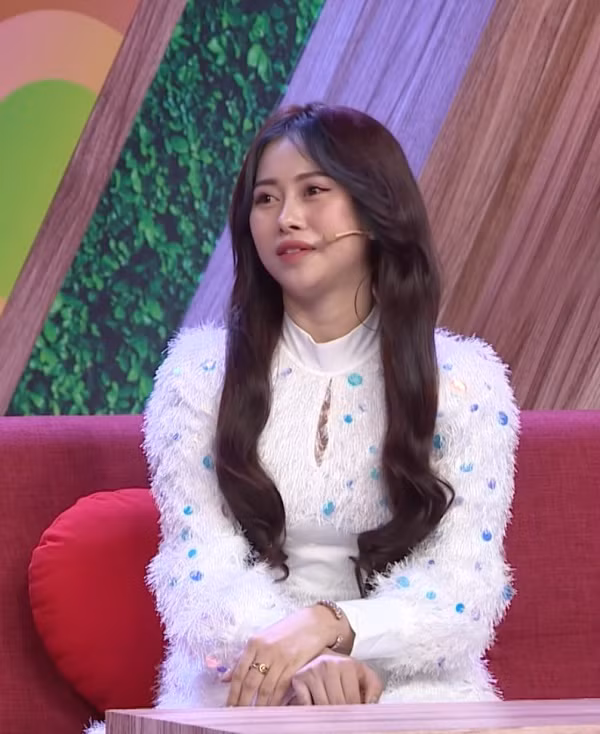 Mới đây, Việt Phương Thoa gây chú ý về nhan sắc khi xuất hiện trên một chương trình truyền hình. Nhanh chóng, diện mạo khi lên tivi của cô nhận được sự quan tâm lớn từ công chúng.