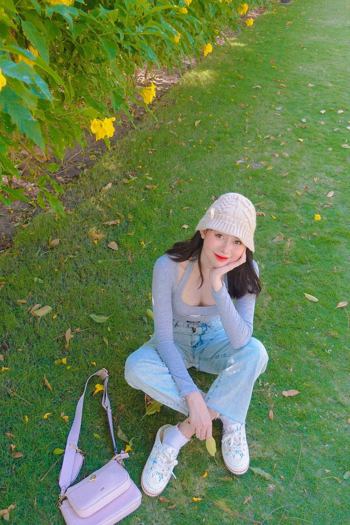 Phương Thoa từng tham gia không ít cuộc thi sắc đẹp và đã đạt được không ít thành tích ấn tượng: Á khôi 1 Miss Cybermile 2017, Top 30 Hoa Khôi Sinh Viên Việt Nam 2017.