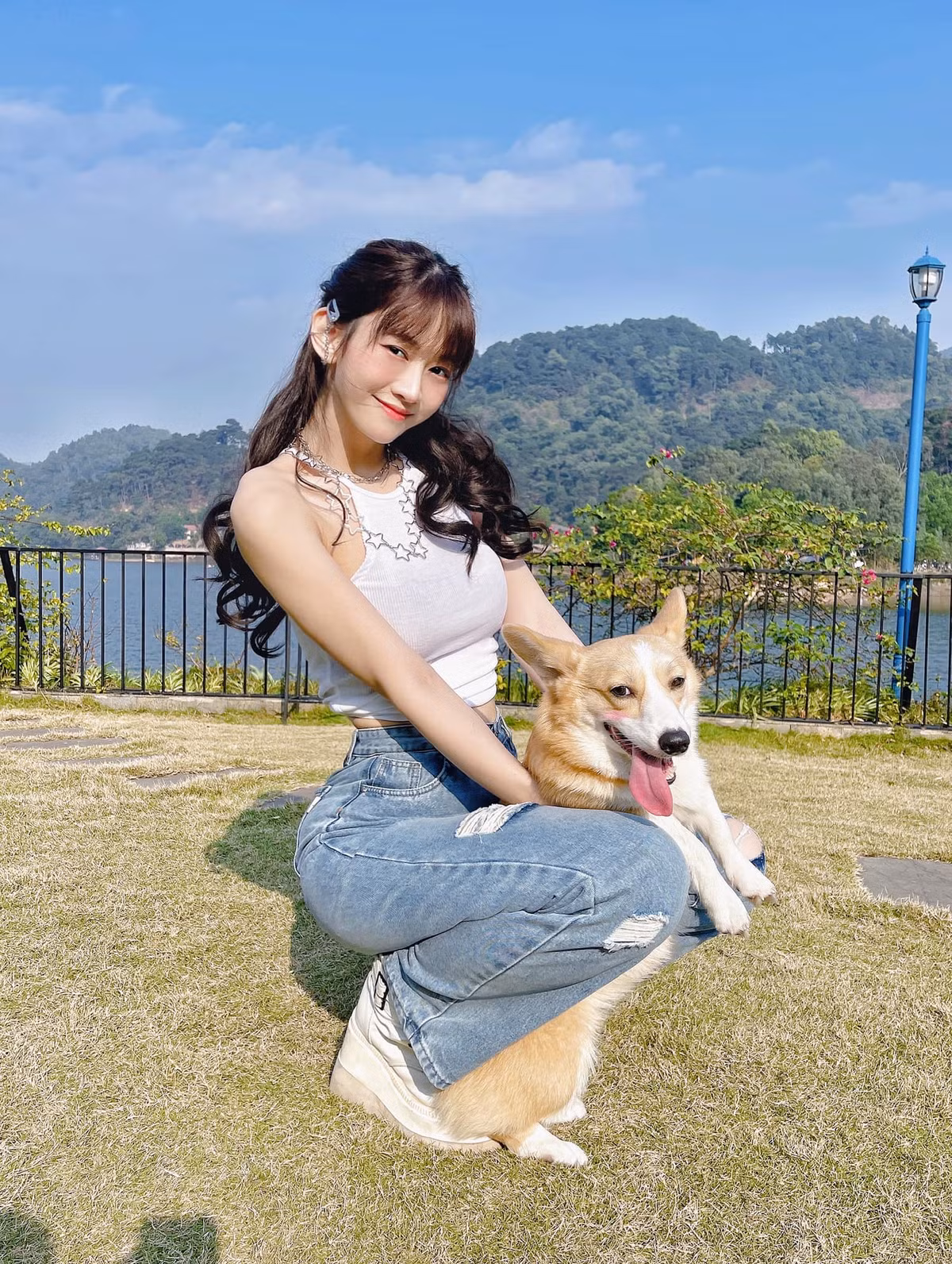 Tuy nhiên ở nhiều khoảnh khắc, Lê Bống lại chứng minh vóc dáng gọn gàng, bất chấp camera team qua đường.