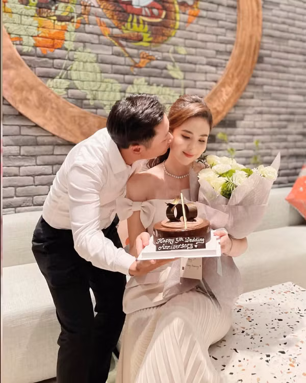 Sau kết hôn nhiều năm, nữ MC VTV hiện vẫn cống hiến tại đài truyền hình. Thậm chí, Mai Ngọc còn liên tục nhận được nhiều lời khen của khán giả khi sở hữu vẻ đẹp ngày càng mặn mà, không góc chết.