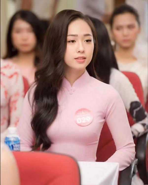 Trái ngược với Mai Ngọc, nữ MC Phạm Ngọc Hà My lại lựa chọn "theo chồng bỏ cuộc chơi" sau khi kết hôn.