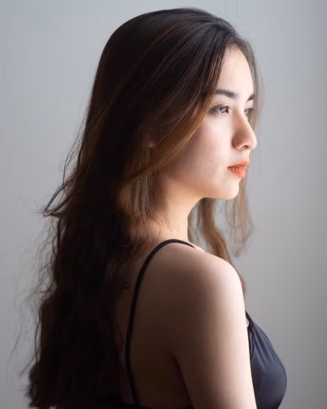 Minh Phương được nhiều người biết đến từ hình ảnh cô bé ngủ gật trong lớp nhanh chóng được cư dân mạng quan tâm.