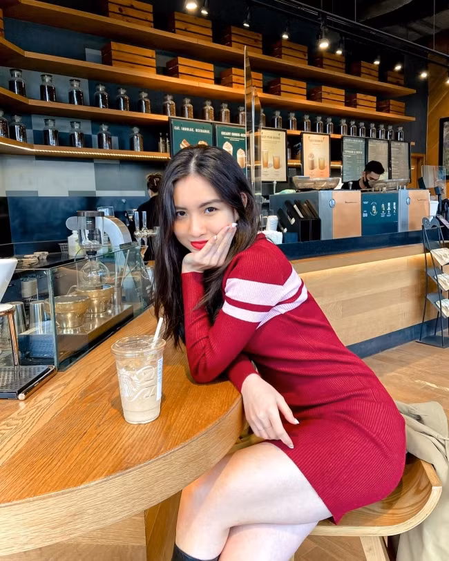 Cô gái nổi bật với vóc dáng thon gọn, thân hình mảnh mai.