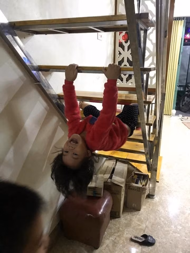 Khi xem những hình ảnh trên, các bậc phụ huynh không khỏi than trời: "Con gái nghịch ngợm đâu kém mấy "bà giặc". Ảnh: Tổng hợp