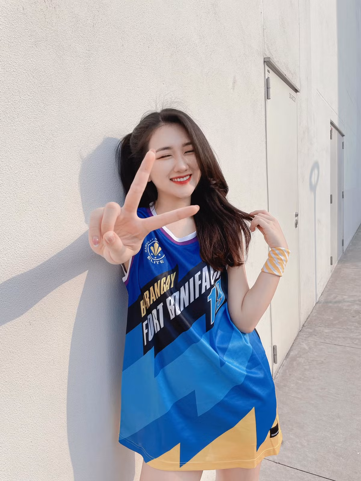 Bùi Phương Linh (hay còn được biết đến với nickname Linh Nắng) là nữ MC mới nổi lên thời gian gần đây. Cô nàng hiện học tại Học viện Báo chí và Tuyên truyền.