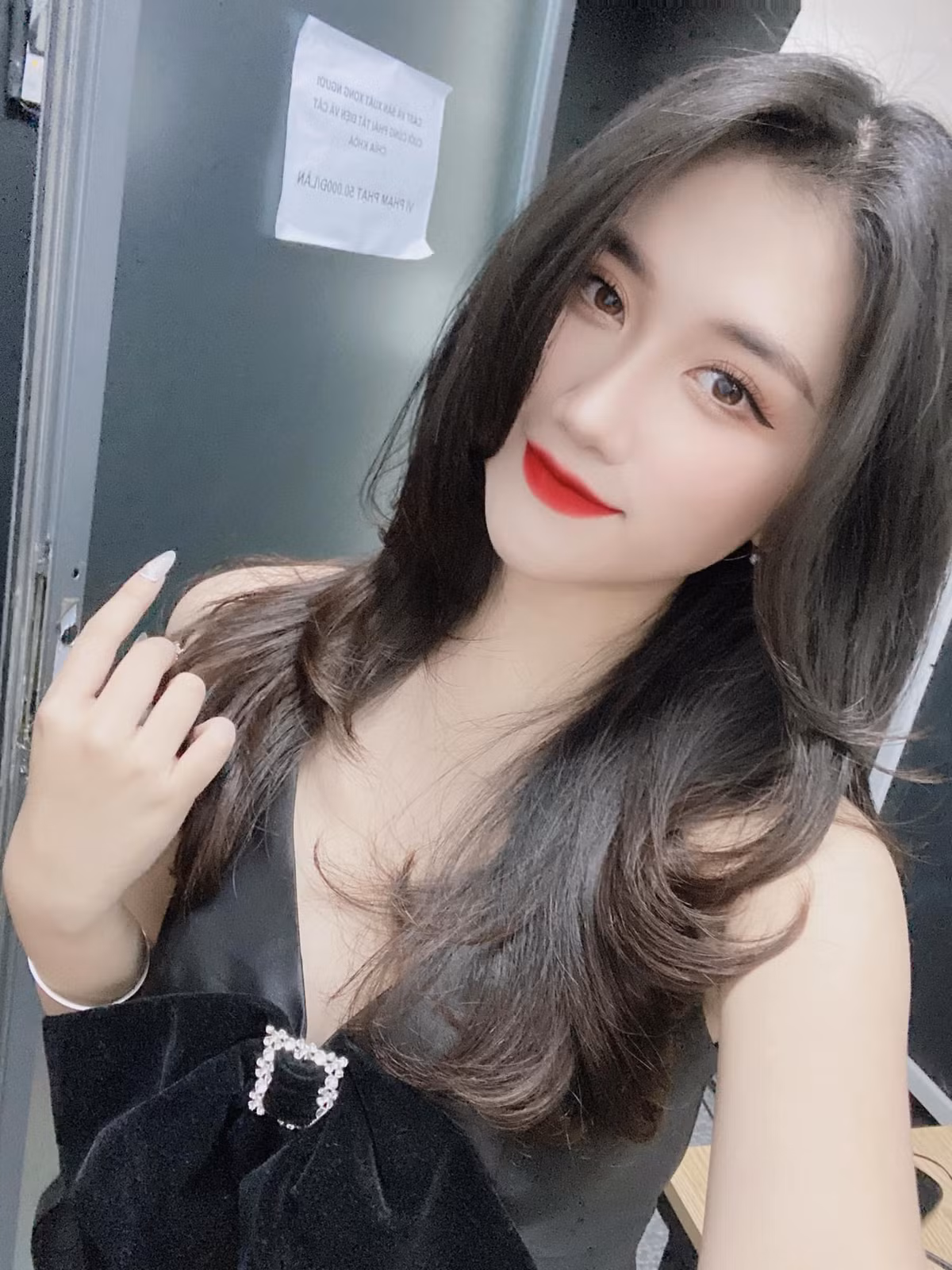 Linh Nắng thường chuộng phong cách thời trang quyến rũ, gợi cảm và đa dạng trong cuộc sống hàng ngày.