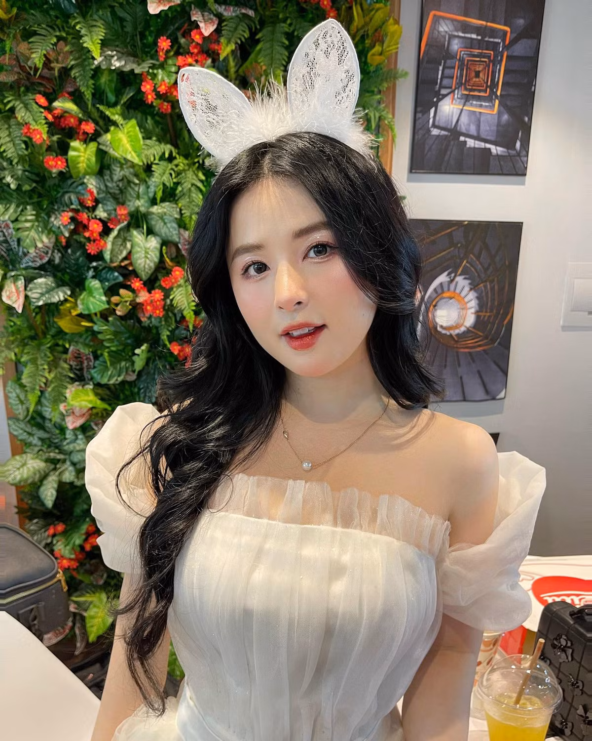 Nu streamer nguoi Tay choi lon voi loat hinh xam dau doi