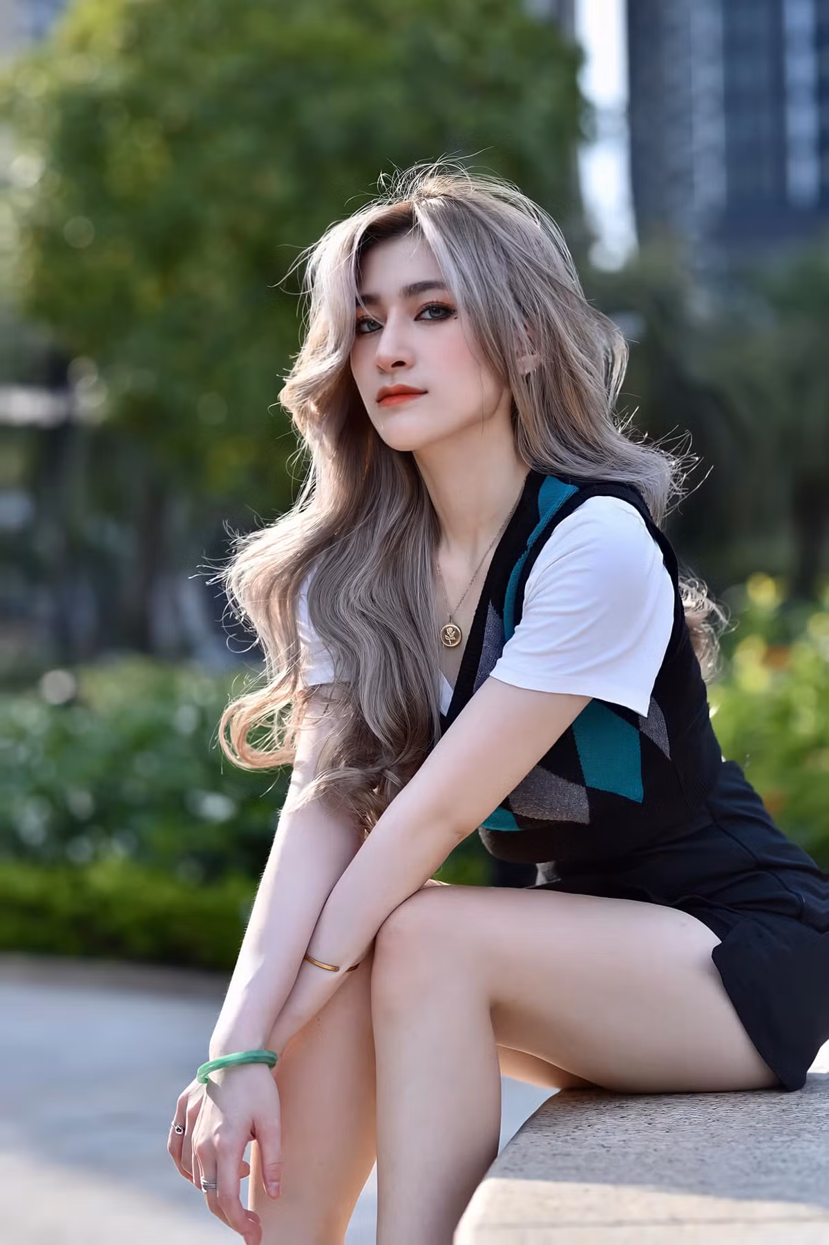 Cô còn gây ấn tượng với hình tượng nữ sinh hiện đại, xinh đẹp và năng động.