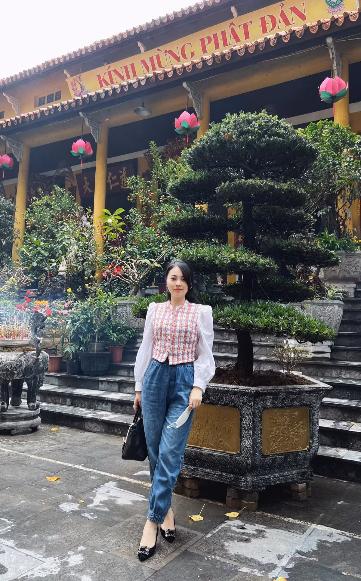 Khoảnh khắc hai "bà trùm" trong giới bất động sản chung khung hình đã làm netizen thích thú bởi cả hai đều sở hữu nhan sắc mặn mà, xinh đẹp dù đã ngoài 30.