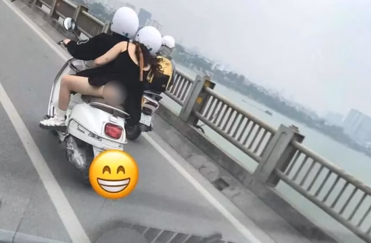 Cô gái trong hình ảnh ăn mặc phản cảm để lộ nội y bên trong, để lộ nguyên vòng ba ra đường, còn phần trên diện chiếc áo hai dây màu đen hở hang.