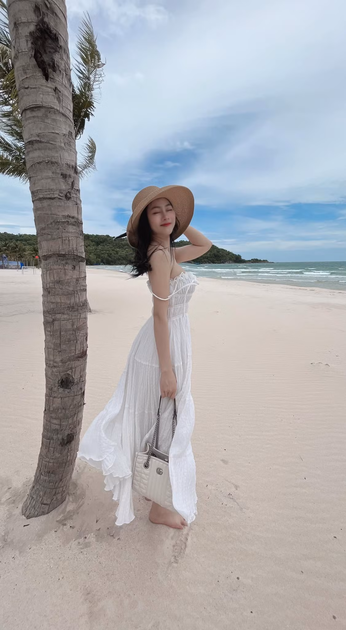 Được biết, ông xã của Yến Xôi là Giảng viên của 1 trường đại học, đồng thời làm quản lý trong công ty gia đình.