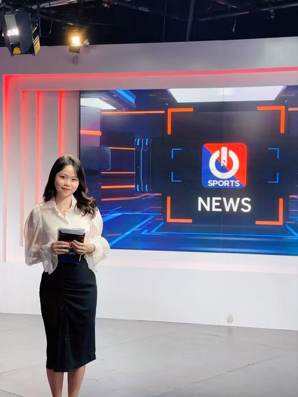 Hồi tháng 7 nam ngoái, Huỳnh Anh chia sẻ về công việc mới là BTV, MC chương trình thể thao. Người đẹp chọn trang phục thanh lịch, kín đáo khi lên sóng.