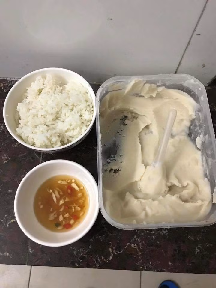 Nếu không thích ăn ngọt thì hẳn cơm trộn mắm và mỡ lợn chính là món ăn "bất hủ" của lũ trẻ ngày xưa.