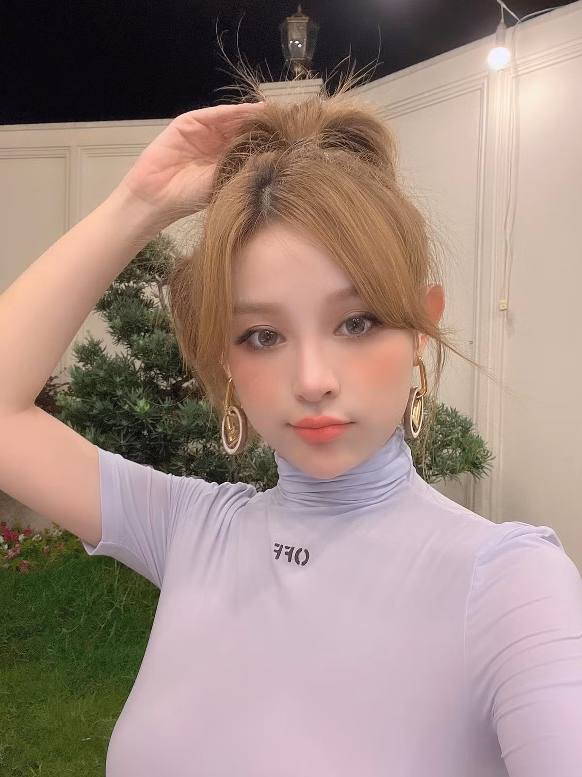So với trước đây, cô nàng có da có thịt hơn hẳn nên nhìn càng đằm thắm, quyến rũ.