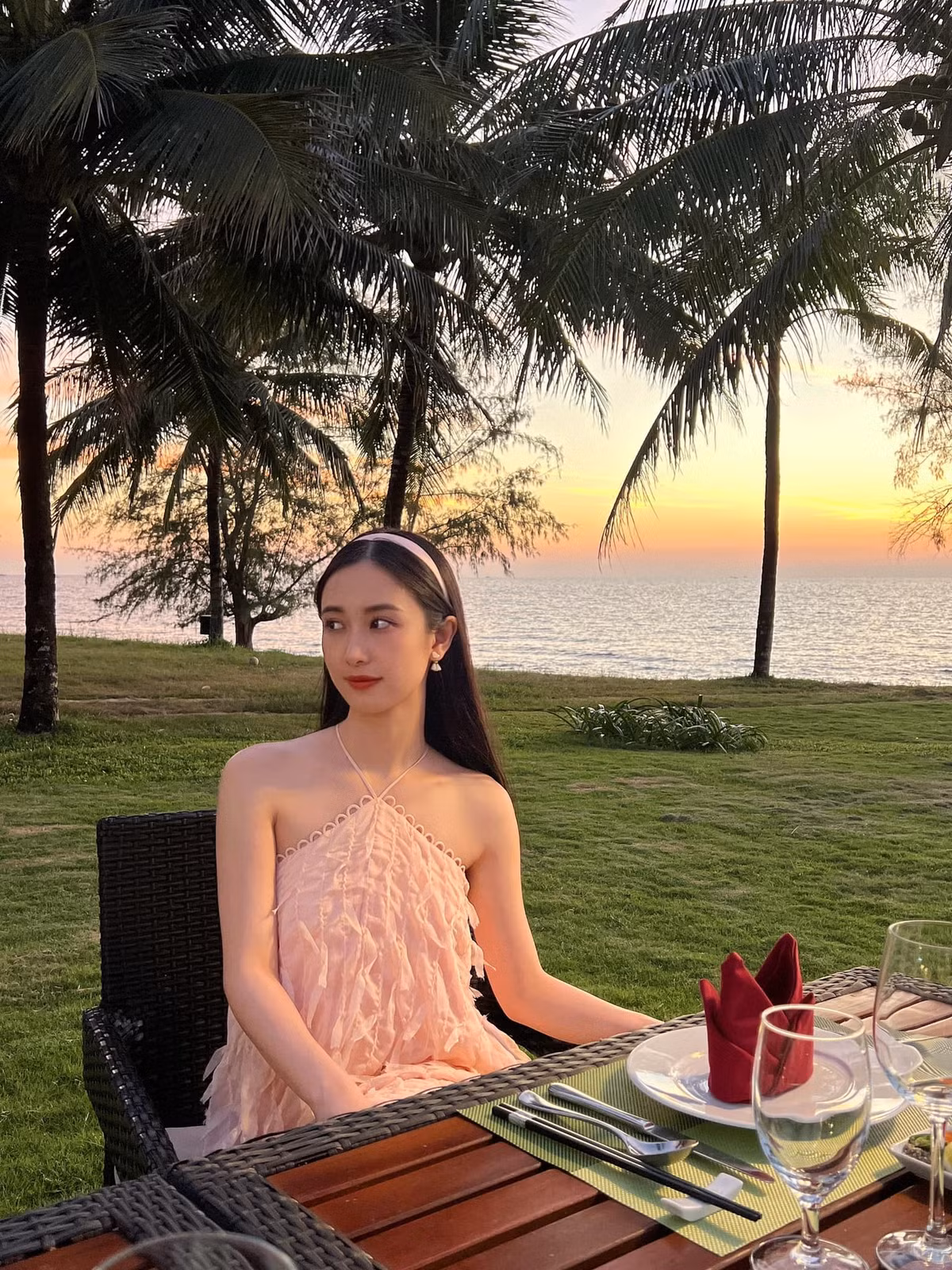 Dường như cô nàng này có thể "cân" được mọi phong cách từ ngây thơ, trẻ trung đến gợi cảm, quyến rũ. Ảnh: IGNV