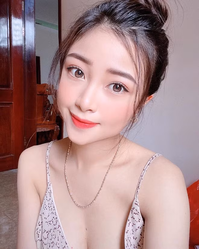 Trong khoảng thời gian mang thai trước đó, Nhật Linh cũng liên tục gây mê khi khoe vóc dáng mẹ bầu lên trang cá nhân. Đặc biệt, cô thường xuyên đăng tải hình ảnh diện đồ rất sang chảnh, trẻ trung.