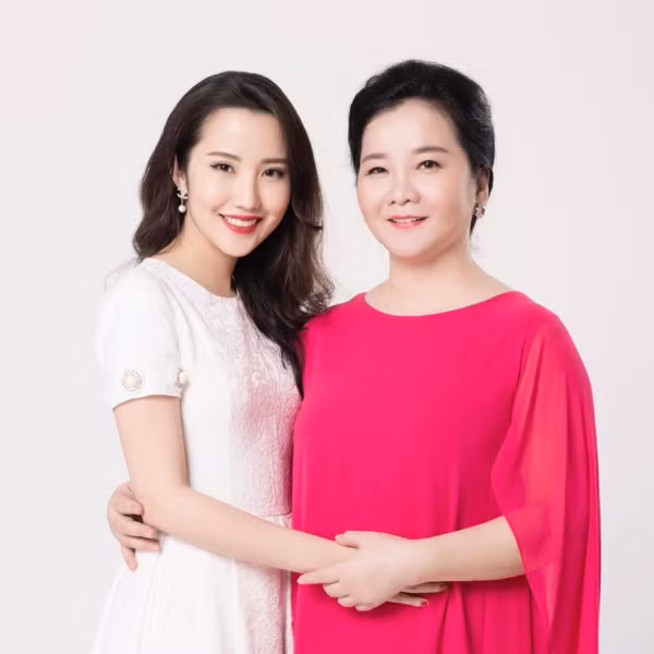 Primmy Trương được biết đến là con gái của bà Võ Thị Xuân Trang - Hiệu trưởng trường John Robert Power Việt Nam. Ngôi trường này được mệnh danh chỉ dành cho hội con nhà giàu vì học phí đắt đỏ.