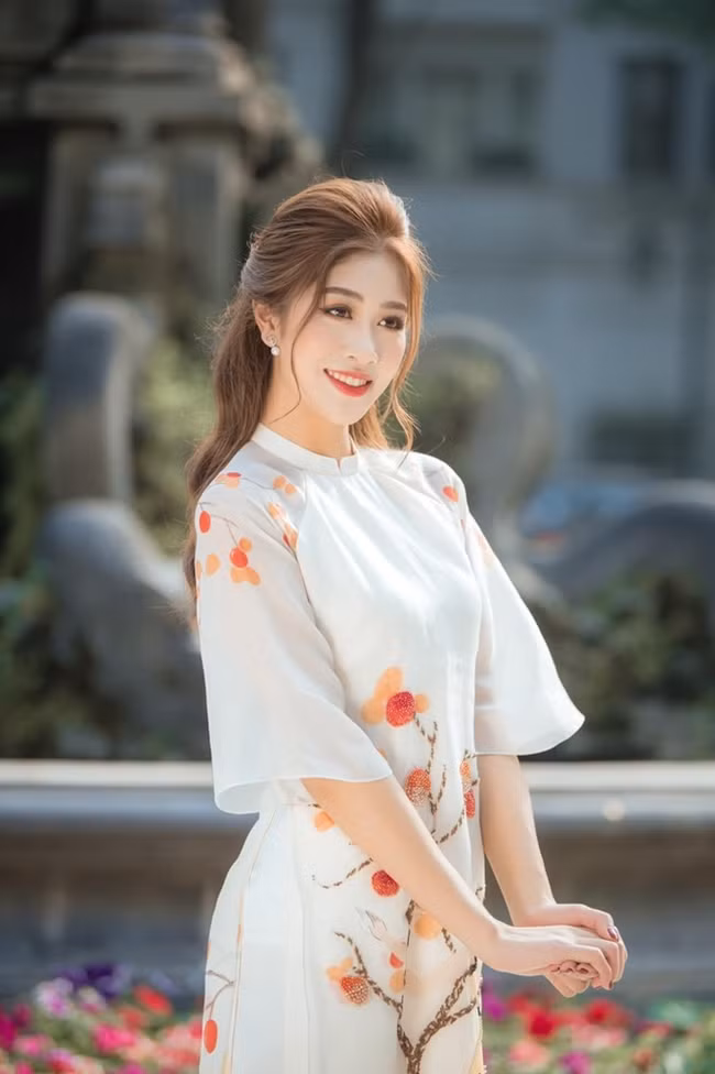 Tuy nhiên, vì đam mê từ trước và còn duyên với nghề tiếp viên hàng không nên cô quyết định quay trở lại.