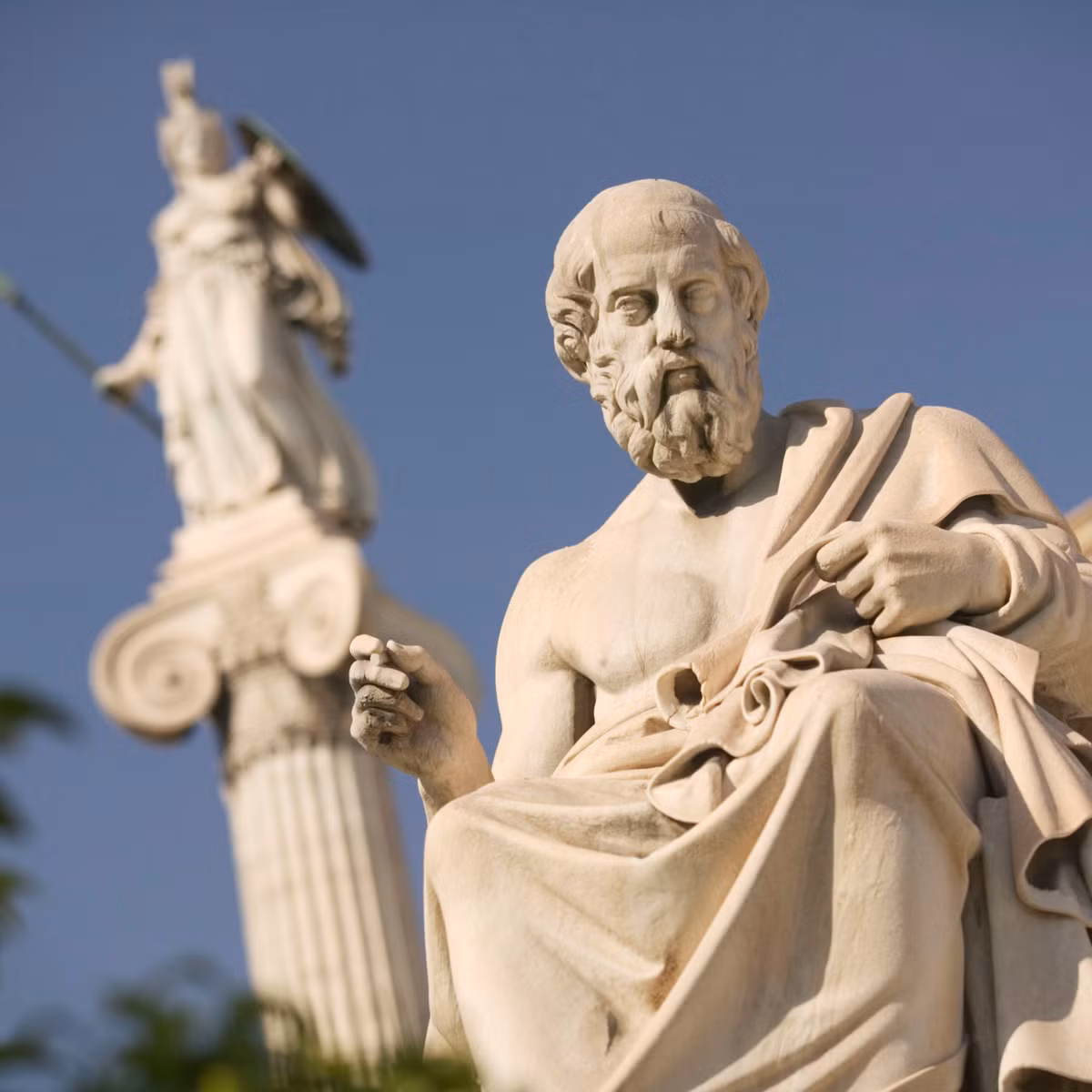 Trong số này, nổi tiếng là việc ông theo học Socrates - triết gia vĩ đại. Dưới sự dạy dỗ và chỉ bảo của người thầy, Plato từng bước trở thành một tên tuổi lớn trong lĩnh vực triết học.